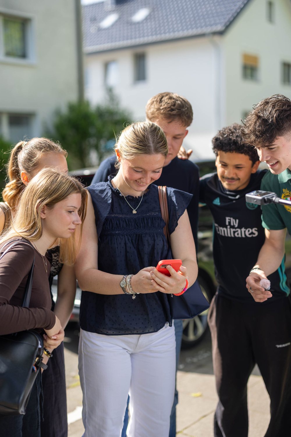 Schüler:innen schauen gemeinsam auf ein Handy
