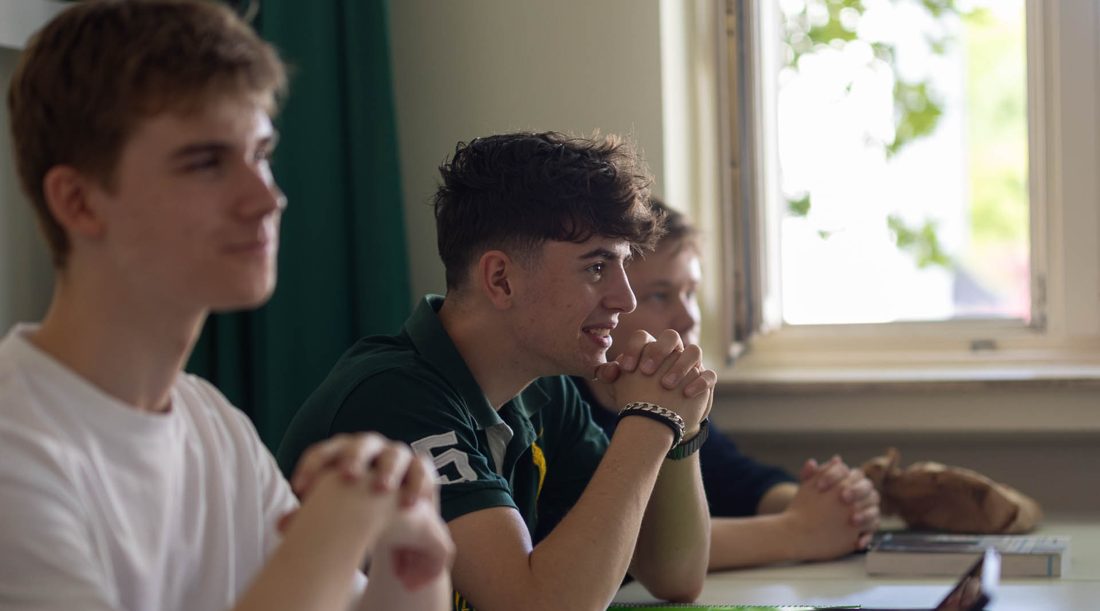 Schüler im Unterricht am Wirtschaftsgymnasium
